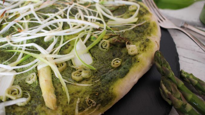 spargelpizza-mit-barlauch-rezept-vegan-einfach-lecker (1)