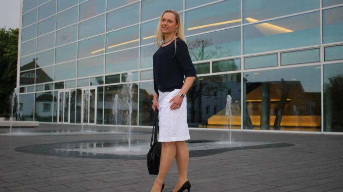 betty-barclay-business-mode-etuirock-weiss-shirtbluse-blau-outfit