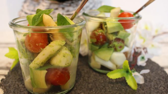 spargelsalat-im-glas-roher-spargel-rezept-wallnusspesto (1)