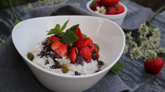 quinoa-milchreis-rmit-erdbeeren-kokos-rvegan-ezept-alternative-zu-milchreis-low-carb (5)