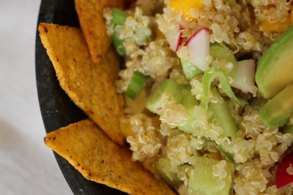 Veganer Quinoa-Tacco-Salat mit Avocado und Mango