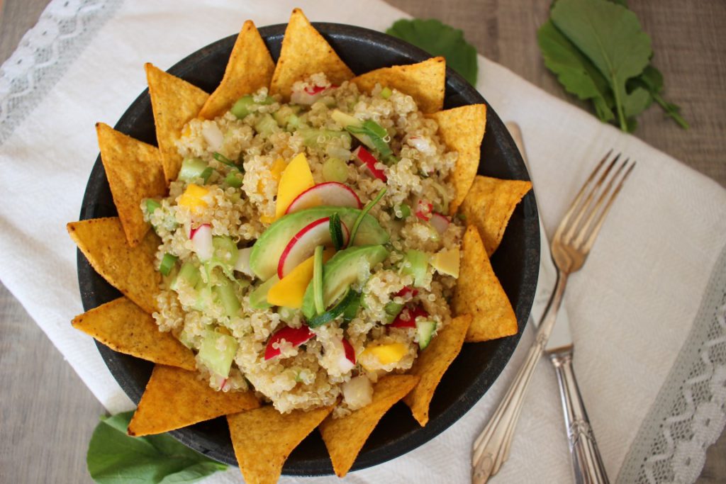 Veganer Quinoa-Tacco-Salat mit Avocado und Mango