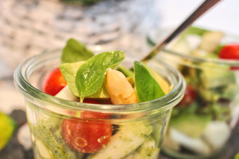 Roher Spargelsalat im Glas mit Walnusspesto
