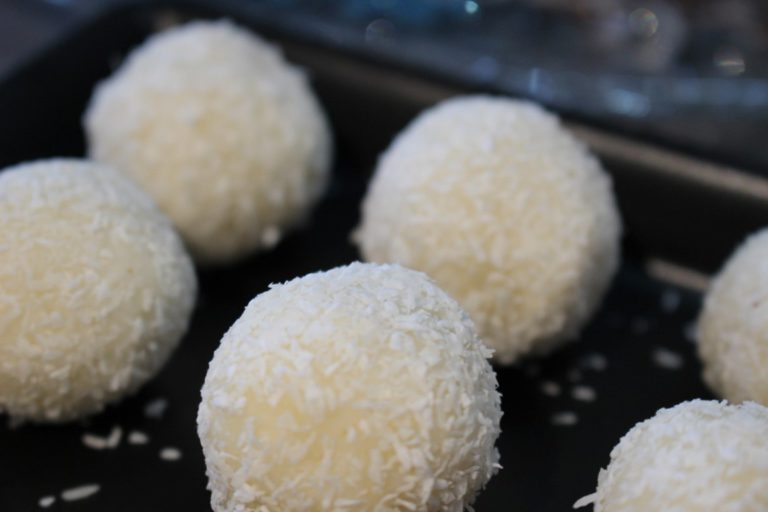 No Bake Vegane Kokos Schneebälle [Rezept]