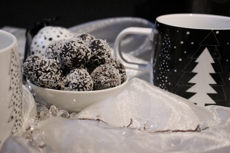 Black &amp; White ASA X-Mas Dekoration und No Bake Rumkugeln mit Kokos [Rezept]