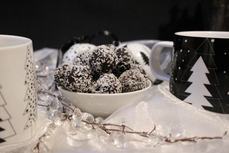 Black &amp; White ASA X-Mas Dekoration und No Bake Rumkugeln mit Kokos [Rezept]