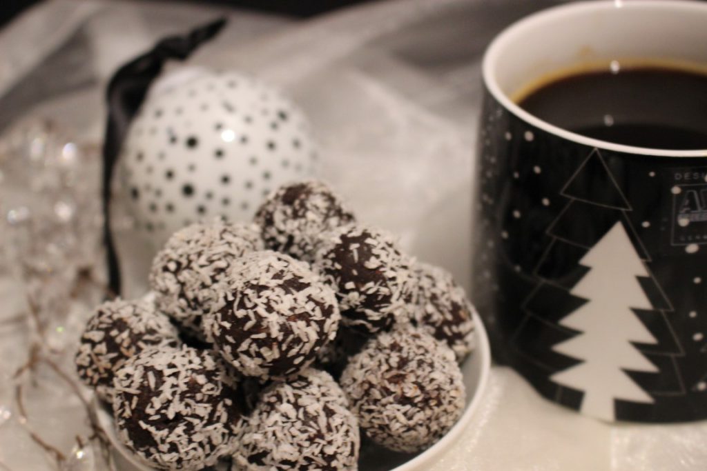 Black &amp; White ASA X-Mas Dekoration und No Bake Rumkugeln mit Kokos [Rezept]