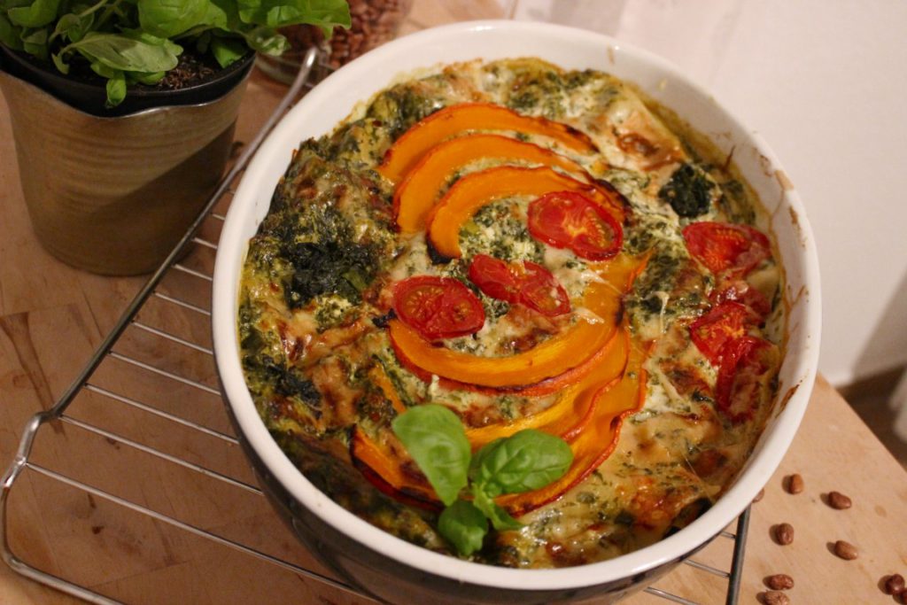 Saftige vegane Kürbis-Lasagne mit Spinat und Cashews [Rezept]