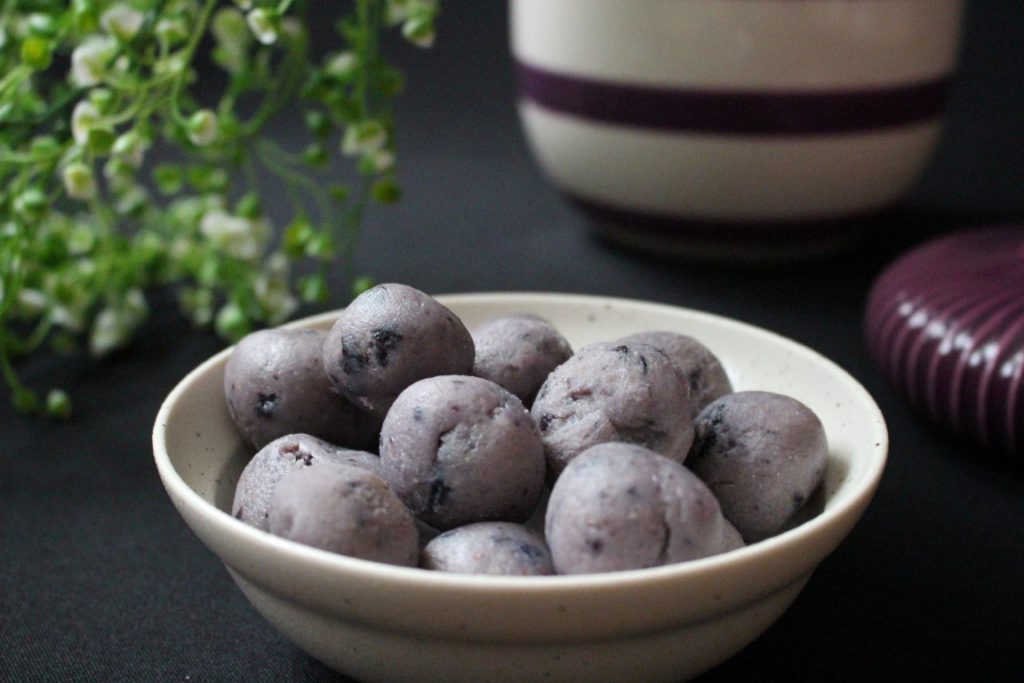 Valentinstag Trüffel mit Weißer Schokolade und Blaubeeren [Rezept]