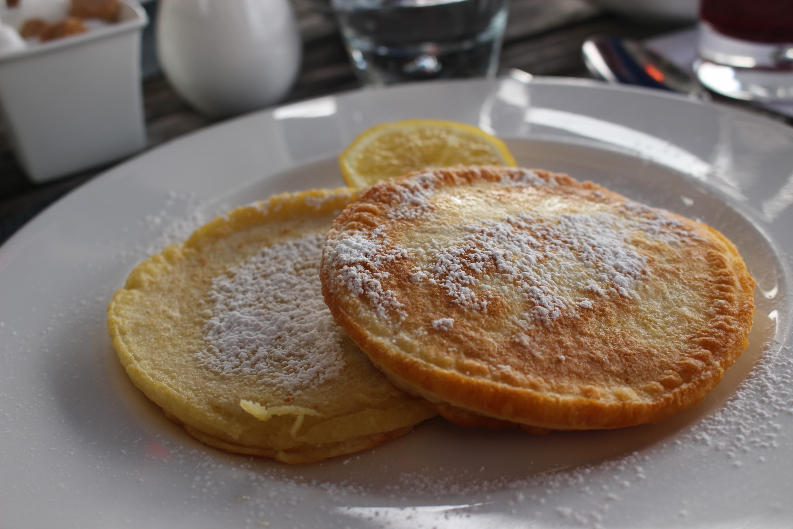 Amerikanische Pancakes mit Zitrone zum Frühstück [Rezept]