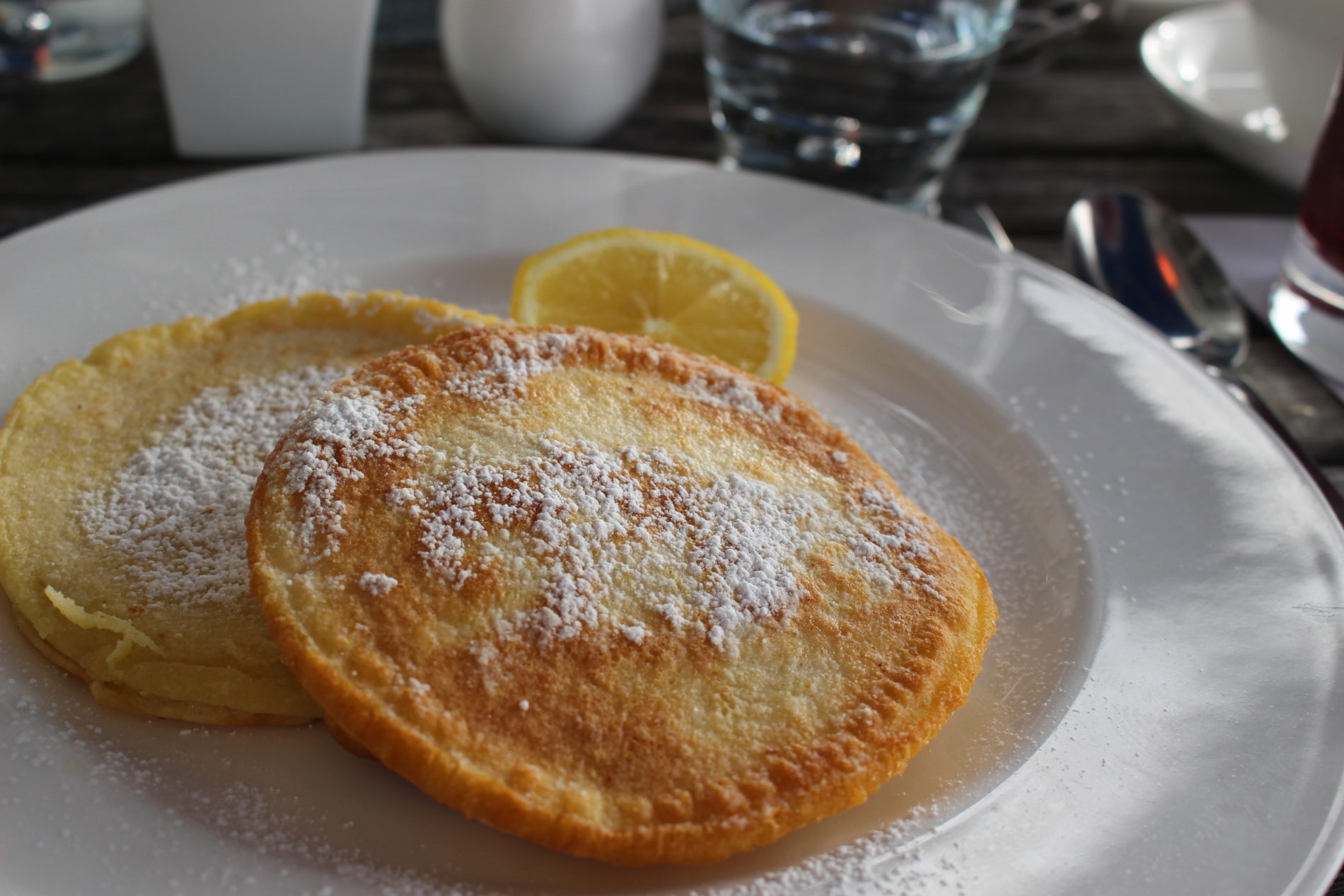 Fluffige amerikanische Pancakes mit Zitrone zum Frühstück [Rezept]