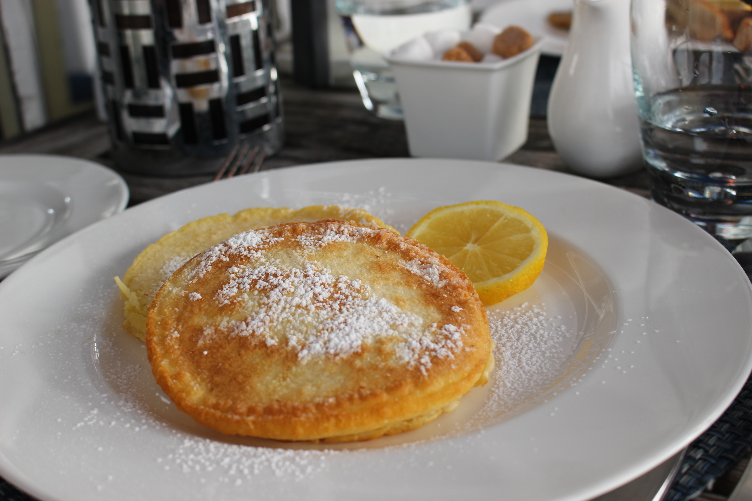 Amerikanische Pancakes mit Zitrone zum Frühstück [Rezept]