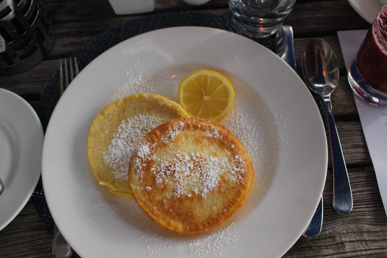 Fluffige amerikanische Pancakes mit Zitrone zum Frühstück [Rezept]