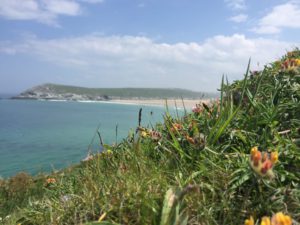 Blick von einem Küstenwanderweg in Cornwall