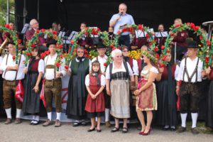 Heidelbeerfest Heidelbeerdorf Enzklösterle im Schwarzwald mit Heidelbeerprinzessin und Oma
