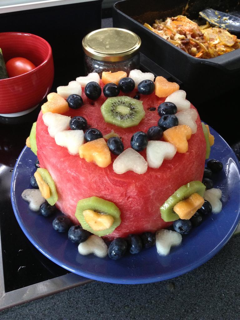 Einfache Wassermelonen-Obsttorte für den Kindergeburtstag